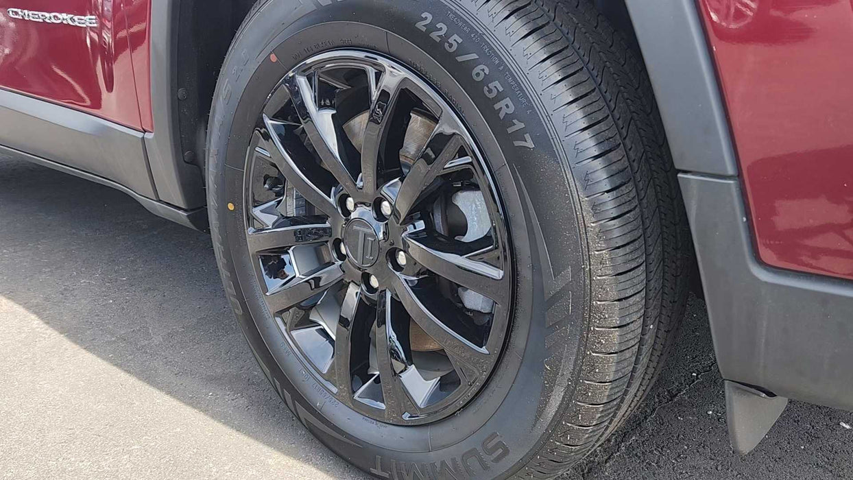 chrome delete wheel skin close up installed on jeep cherokee